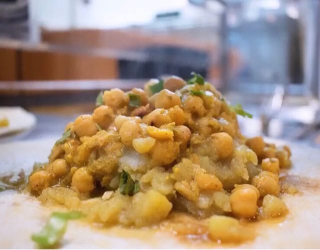 Happy #meatlessmonday 
Have you formally met our Chana roti? She gives you all the flavour with out the meat. We start with a fresh roti shell, then add our aloo (potato) and top it with curry chick peas. 🥰 Feel free to add 🌶 
We highly recommend o
